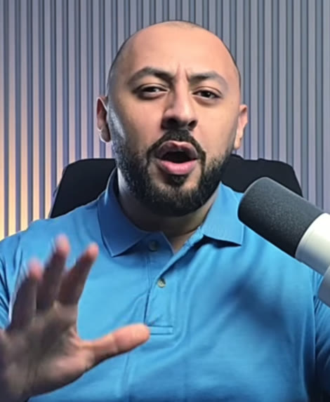 عبدالرسول شكرالله وهو يشرح أمام الكاميرا في أحد تسجيلاته