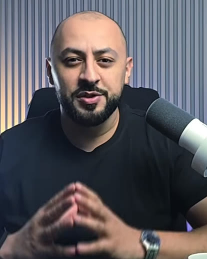 عبدالرسول شكرالله يشرح أمام الميكروفون في أحد تسجيلاته